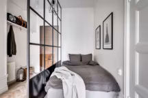 Une chambre séparée du couloir par une verrière d'intérieur