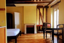 Un petit appartement parisien adopte la tendance bohème chic