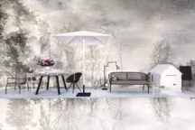 01. Chaise Loop Lounge tressée en résine polypropylène, structure en aluminium thermolaqué, 451 €, Vincent Sheppard. 02. Chaise Echo avec accoudoirs, empilable, structure en aluminium thermolaqué blanc, assise et dosseret en corde tressée Rope Silver, 545 €, Manutti. 03.Table Discus avec un trou pour parasol, plateau en verre noir, pieds polis ou revêtus en aluminium, ø 130 cm, à partir de 1 599 €, Royal Botania. Dessus, très grand vase Carnet d'Équateur en porcelaine, collection-hommage à Robert Dallet, 2 200 €, Hermès, tasses Ithaque en porcelaine blanche avec cabochons dorés, Bernardaud. 04. Petit fauteuil Diatom empilable, en aluminium, design Ross Lovegrove pour Moroso, 600 €. 05. Parasol Small square central pole en aluminium thermolaqué et toile, Manutti, 670 €. 06. Lampadaire N°411 pour intérieur, structure en acier et réflecteur cuivré à partir de 497 €, Lampe Gras par DCW Éditeur. 07. Petit canapé Contour, structure revêtue de poudre d'acier inoxydable, dossier tressé en Tricord®, coussins à remplissage hydrofuge, designer Piergiorgio Cazzaniga pour Tribù, 2 860 €, coussins à partir de 940 €. Dessus, tissu imprimé Fantasque en 100 % coton, 127 € le mètre, Osborne&Little. Chapeau d'homme "Music Connection" en coton imprimé, coloris menthe, 360 €, Hermès. 08. Table basse Branch, plateau en granite, ø 50 cm, design Lievore Altherr Molina pour Tribù, 1 188 €. Dessus, plat ovale PM Carnets d'Équateur en porcelaine, 340 € Hermès. 09. Table Flower carrée en métal coloré, 192 €, Ethimo. Petite maison en carton ondulé, trouvée sur amazon.com. Fleurs de Luc Gaignard Fleuriste. Tissu Drops en chenille en pur coton teinté, 140 cm de large, 177 € le m, Dominique Kieffer by Rubelli.