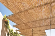 Maison traditionnelle à Ibiza avec pergolas en canisses