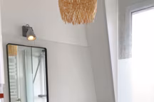 Machine à laver/sèche-linge Darty, carrelage Leroy Merlin, mitigeur Grohe (150 euros), bac de douche Leroy Merlin (100 euros), miroir Fly (30 euros), suspension Maisons du Monde (50 euros).