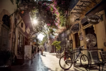 Photo de rue sous le soleil de Julien Helaine sur Art Photo Limited