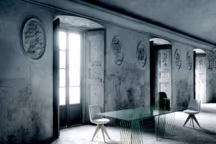 Table Crossing avec plateau en verre transparent et pieds en cristal strié, de Patricia Urquiola pour Glas Italia. 3 625 euros.