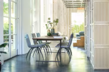 Aériennes et profilées, les chaises Kyle misent sur le confort. Malin, les poignées qui facilitent leur déplacement. Chaise Kyle, 5 combinaisons de couleurs au choix, pieds et poignée en métal noir. 179,25 euros. H&H.