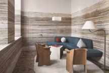 Dans le salon d'attente, banquette sur mesure, design Pierre Yovanovitch. Table en céramique, Armelle Benoit, céramiste, pour Pierre Yovanovitch. Fauteuils en pin "Berga» d'Axel Einar. Suspension " M2 » de Joseph-André Motte, 1958. Lampe sur pied "Camel» de Josef Frank. Murs en travertin.