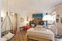 Salon d'un appartement familial et coloré