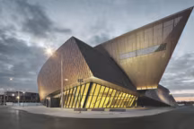 Sur une ancienne friche, le Centre des congrès dresse sa proue haute de 11 mètres.