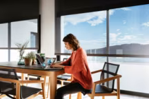 Store à enroulement équipé d'une toile Soltis 88, parfait compromis entre le confort visuel et thermique.