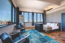 Meublées d'une façon minimaliste mais confortable, les 122 chambres de l'hôtel sont des lofts où différentes ambiances se mixent pour créer une atmosphère décontractée et accueillante. Le groupe DHD, fidèle aux structures initiales de l'usine, a tenu à ce que les chambres restent spacieuses.
Furnished to be minimalist but comfortable, the 122 rooms are more like lofts composed of different settings. All elements flow together to create a welcoming environment. The DHD group, staying true to the factory's architectural roots, redesigned the building to keep spacious rooms.