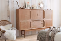 Chaleureux ce parquet blond séduit par son aspect blanchi et mat ambiance nordique. Sa couleur claire en fait un sol douillet et facile à vivre. La touche déco en plus : le lambris mural qui joue les mix and match avec des lames de couleur différentes qui s'assortissent au parquet.
Parquet gamme Imperio, 99,90 euros le m2, Quick-step.