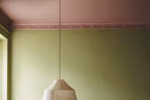 Peinture Invisible Green n°56, à partir de 45 euros le litre finition matte, prix variable selon finition souhaitée. Peinture Sir Lutyens' Sage n°302, à partir de 45 euros le litre finition matte, prix variable selon finition souhaitée. Peinture complémentaire plafond Blush n°267.