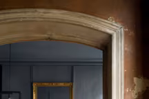 Dans cet ancien atelier de tapissier, le "Gris Orage" des murs s'associe à des réditions de chaises DSW€ùcolorées de Charles Eames. L'effet arc-en-ciel offre un contraste intéressant avec le côté patiné du reste de la pièce.