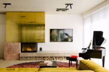 Cheminée dorée, esprit brutaliste. Photo de Robert Rieger via Pinterest