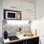La cuisine parfaitement équipée du studio-duplex de 19m2