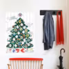 Pour petits et grands enfants, ce poster sapin de Noël géant à colorier permet de twsiter la déco murale avec style. 15 stickers + 1 poster en papier. Format déplié 70 cm x 100 cm. Conçu et fabriqué en France. 12,50 euros, Omy Design & Play.