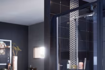 Receveur de douche, 90 x 90 cm, Slate, 239 €. Porte de douche, Elyt, 319 €. Carrelage mural, 20 x 20 cm, Astuce Brillant, collection Maison noir-noir, 22,95 € le carton. Leroy Merlin.