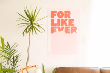 Aussi coloré que stylisé ce tapis ethnique égaie le salon et lui apporte du style. Avec ses couleurs rose et violet il attire l'oeil et donne un style bohème.
Tapis Dhurrie ethnique Ziggie couleur purple Magenta, 180 x 270 cm, 1395 dollars, www.amigosdehoy.com