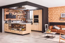 Cuisine Roma. Façades Effet chêne. Composition type 419 euros. Poignées Vido 8 euros le lot de 2. Plan de travail sur mesure inox satiné Ép. 60 mm. 2tagère structure métal H.26 x P.35 x L.60, 89 euros. Timbre d'office en grès noir mat. L 90 x l 63 cm, 429.90 euros. Barre de crédence en métal. Gris anthracite. L 45 cm, 5.90 euros. Hotte Elica Loud Seven, L 90 x 50 cm, 999 euros. Suspension Design Townshend en acier. Noir. H 27 cm. 4 x 60 w, 99.90 euros. Leroy Merlin.