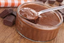 Parce qu'il n'y a pas d'âge pour savourer une délicieuse mousse au chocolat maison, découvrez en 3 minutes comment la réussir à tous les coups. Une recette simple et gourmande qui vous est présentée par Jill Cousin dans la jolie cuisine Delina Topaze de Leroy Merlin. Style affirmé, confort assuré, on rêve de s'y installer pour déguster cette mousse au chocolat dont on ne se lasse pas.