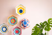 Les manières d'utiliser ses murs en décor sont infinies. Dernière astuce en date pour faire rentre la couleur au salon : faire un accrochage de corbeilles colorées. Le truc déco en plus : on crée sa composition en montante juste d'un cote pour ne pas charger le mur.
Corbeilles en scoubidou, xxx, Kitsch Kitchen.