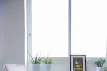 Chaise longue Rakwe, structure en acier jaune laqué, hêtre et rotin. Dimensions : L 145 x P 54 x H 85 cm. Prix : 1 540 euros, chez Kann Design