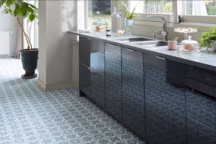 Sol vinyle Émotion, imitation carreaux de ciment bleus, 10,99 euros le mètre carré, Saint Maclou.