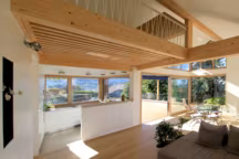 Le séjour bénéficie d'une belle luminosité grâce aux nombreuses ouvertures sur l'extérieur