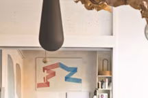 Le designer-plasticien et sa dernière création, la PC Lamp Wrong London