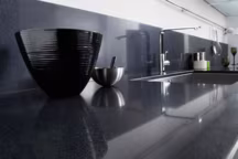 Les plans de travail en quartz affichent une grande résistance. Avec une résistance à la chaleur de 250°C et un toucher effet ‘pierre', ce plan est aussi fonctionnel qu'esthétique pour un rendu très qualitatif. Il est proposé en 8 coloris (blanc absolu, blanc, blanc granité, beige, taupe, noir, gris et gris granité) pour se coordonner à toutes les ambiances. Dimensions : L.100 x H. 60 cm, coloris noir, à partir de 345 euros + 1,75 euros d'Eco-mobilier. Lapeyre. Plan de travail quartz 20 mm chant droit coloris noir Lapeyre.