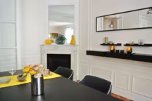 Mieux vaut miser sur des meubles sobres mais égayés par des accessoires colorés. Conception Florence Ronsil, Paris Sweet Home Deco.