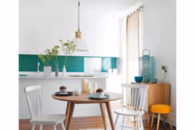 Couleur caramel cette petite table ronde a le gout du vintage en version chleureuse. Petite elle se nichera partout. L'astuce déco en plus : on l'éclaircit avec des chaises blanches et des touches de bleu et de jaune très fifties.

Table Norwway vintage en chêne massif montée sur pieds légèrement obliques, 100 x 74 x 100 cm, 299, 90 euros, Maisons du Monde.