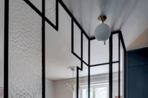 Dans une cuisine étroite, la verrière apporte une grande lumière à la pièce.