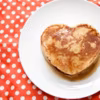 En forme de coeur, ces pancakes ne peuvent que faire plaisir !