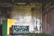 Canapé recouvert du tissu "Mirafiore", coloris "Smeraldo", en coton. Panneau vert recouvert du tissu "Tatlin", coloris "Smeraldo", en Trevira CS. Panneau jaune recouvert du tissu "Mirage", coloris "Giallo", en acétate et coton.