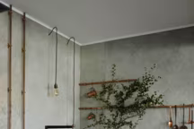 Cuisine Henley. Plan de travail Zimbabwé en granit noir, 3 cm d'épaisseur. Finition
effet satiné avec aspect/touché cuir chaud (pas polis mais quelques aspérités. Entre 4 000 et 4 500 euros le plan de travail. Neptune.