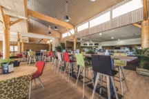 Des deux restaurants à la boutique, le complexe inédit de Léa Nature démocratise une offre naturelle et locale, avec une écoconception qui met en valeur son identité.