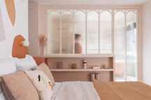 Chambre donnant sur la salle de bains avec verrière. Réalisation Studio Blanche Paris