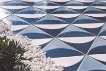 Poétiques et toniques, crés par Gio Ponti dans les années 1960 pour l'hôtell Parco dei Principi à Sorrente, trente motifs géométriques et naturalistes, bleus et blancs illuminent l'architecture. Un fait-main labellisé "céramique de Vietri " réalisé à partir d'argiles claires locales.