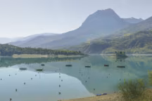 La baie Saint-Michel, sur le lac de Serre-Ponçon, offre une vue incroyable sur la chapelle du XVIIe siècle qui semble trôner sur les eaux. Elle fut épargnée lors de la construction du barrage dans les années 60, car elle était érigée sur un promontoire. Il est interdit d'y accoster. La baie est devenue un petit paradis pour les sports aquatiques.