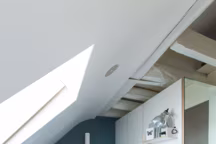 Simples, les poignées des tiroirs (BHV) restent élégantes. L'étagère fixée sur le côté de la penderie fait office de table de chevet. Sur le côté, le miroir (pratique) reflète la lumière naturelle et illumine un peu plus l'espace