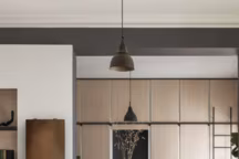 En céramique effet rouillé, le nouveau radiateur Keramos de Campa se distingue par son esthétisme. Connecté et made in France, il affiche aussi de hautes performances énergétiques, la céramique permettant d'emmagasiner la chaleur produite pour la diffuser petit à petit. 3 dimensions verticales et 3 puissances. 56,5 x 82 à 1000 W. 56,5 cm x 1,098 m à 1500 W. 69 cm x 1,098 m à 2000 W. Très fine épaisseur de 53 mm. A partir de 1550 euros, TVA 10 % (fournie par un installateur). Campa.