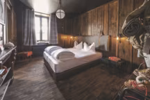 Des malles en cuir, rapportées de voyages et d'excursions d'une autre époque, font aujourd'hui office de tables de chevet...