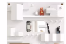 Rangement " Suburbia " en bois figurant une ville. Contient de nombreux compartiments, crochets, mini-étagères, un miroir et un panneau en liège. 55 x 82 cm, design Note Design Studio. 298 €, Seletti.