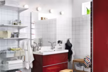 Marchepied Bekväm en hêtre massif. Dimensions: 43 x 39 x 50 cm. 9,99 euros. Lavabo 4 tiroirs Godmorgon/Edeboviken, hêtre massif et plastique ABS. Dimensions: 122 x 49 x 64 cm, 539 euros. ALGOT Crémaillère/ corbeilles fil Algot en acier galvanisé. Dimensions: 65 x 40 x 196 cm. 91,50 euros. Tapis de bain Toftbo 100%polyester. Dimensions: 90 x 60 cm. 9,99 euros. Patère Enudden en acier. Dimensions : 27 cm x 5 x 3.6 cm, 2,99 euros. Banc Molger en bouleau massif. Dimensions: 79 x 37 x 50 cm. 39 euros. Ikea.