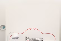 Si vous avez un simple mur blanc, pas forcément besoin d'investir dans une tête de lit. Dessinée au feutre ou avec un pinceau fin vous créez votre propre tête de lit. Il faudra au préalable pré dessiner au crayon noir le motif choisi, de préférence simple.
vu sur sovintagesogirly.com/2013/01/29/diy-tete-de-lit-originale-idees-deco/