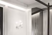 Dans les chambres, l'ambiance chromatique neutre mixe matité et vernis profond. In the bedrooms, the neutral color tones combine matte and deep varnish.