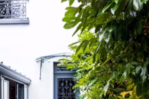 En bas, le micro-perron et la table pour déjeuner à l'ombre.