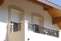 Visio 2 est un volet roulant composé d'un tablier en aluminium et d'un coffre de taille réduite ainsi que de coulisses étroites permettant de bénéficier d'une plus grande luminosité et donc d'un apport d'énergie solaire gratuit.
Sa motorisation est programmable et il est conçu avec un système de sécurité anti-relevage.
Personnalisable, il existe en plusieurs couleurs.
Il est garanti 5 ans sur finition et motorisation et 10 ans sur pièces, main-d'œuvre, déplacement et finition
Prix sur demande