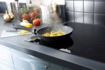 Plaque à induction 3 foyers "E6223HFK", Electrolux, 399 euros.