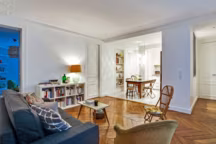 Le salon donne sur la cuisine ouverte lumineuse